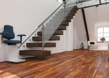 Treppenlift mit Beleuchtung an Treppe in einem Haus für altersgerechtes Wohnen