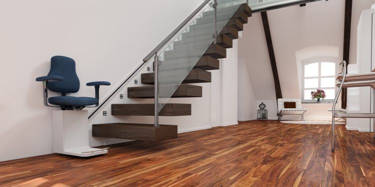 Treppenlift mit Beleuchtung an Treppe in einem Haus für altersgerechtes Wohnen