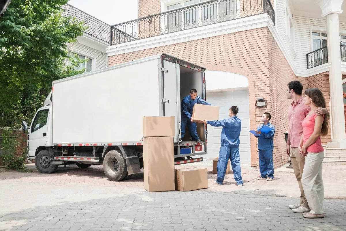 When to Hire Professional Movers vs. DIY Moving