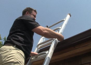 How To Stabilize Ladder On Roof